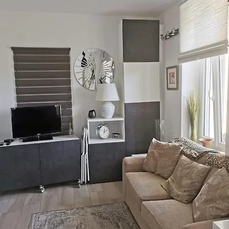 Petit Paradis - St Mandrier Village Apartment *