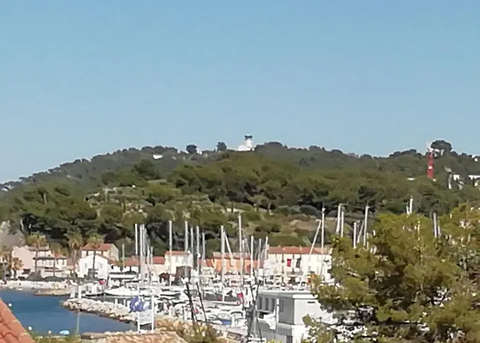 Petit Paradis - St Mandrier Village Apartment *