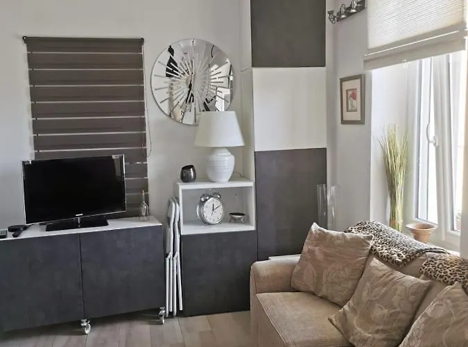 Petit Paradis - St Mandrier Village Apartment *